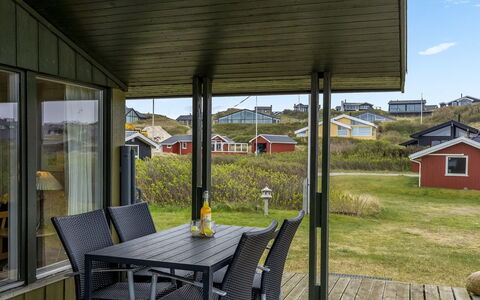 Alea - 150M from the Sea: Bois, Porche, Domicile, Porte, Maison, Toit, Chalet, Siding, Ombre, Lot Terre