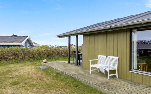 Alea - 150M from the Sea: Herbe, Toit, Maison, Domicile, Chalet, Lot Terre, Siding, Zone Rurale, Porche, Batiments Jardin