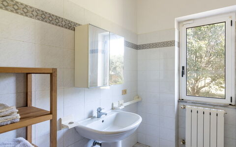 Tarquinia Garden Home: Sol, Luminaire Plomberie, Sol, Lavabo, Salle De Bains, Design Intérieur, Évier, Robinet, Plomberie, Tuile