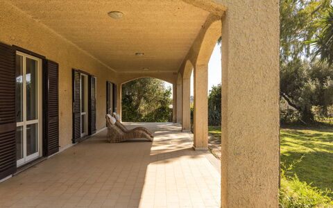 Tarquinia Garden Home: Architecture, Colonne, Ombre, Biens, Béton, Hacienda, Aménagement Paysager, Structure En Plein Air, Porche
