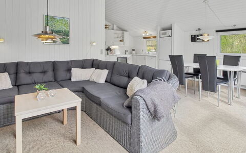 Brunhild - 29Km from the Sea: Bois, Sol, Canapé, Meubles, Sol, Salon, Plafond, Dur, Parquet