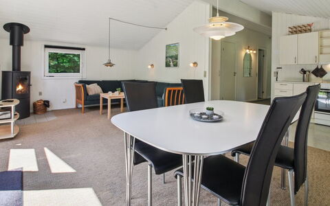 Brunhild - 29Km from the Sea: Design Intérieur, Plafond, Meubles, Sol, Sol, Luminaire, Éclairage, Pièce, Domicile, Salon