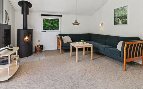 Brunhild - 29Km from the Sea: Sol, Meubles, Bois, Design Intérieur, Sol, Canapé, Salon, Plafond, Éclairage, Pièce
