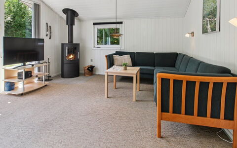 Brunhild - 29Km from the Sea: Sol, Bois, Design Intérieur, Sol, Meubles, Plafond, Pièce, Salon, Canapé, Domicile