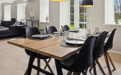 Farah - 25Km from the Sea: Meubles, Sol, Design Intérieur, Bois, Chaise, Sol, Table Cuisine Et Salle A Manger, Table, Parquet, Salle À Manger