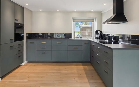 Farah - 25Km from the Sea: Cuisine, Cabinetry, Comptoir, Sol, Appareil De Cuisine, Design Intérieur, Meubles, Bois, Principaux Appliance, Sol