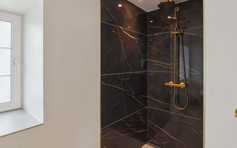 Farah - 25Km from the Sea: Sol, Sol, Tuile, Luminaire Plomberie, Plomberie, Miroir, Luminaire, Marbre, Salle De Bains