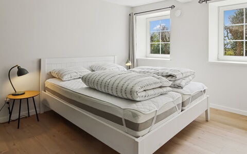 Farah - 25Km from the Sea: Lit, Chambre, Literie, Bois, Design Intérieur, Meubles, Drap De Lit, Sol, Sol, Cadre De Lit