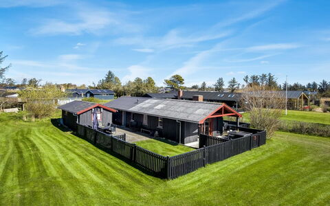 Kiana - 800M from the Sea: Maison, Zone Résidentielle, Toit, Domicile, Paysage, Lot Terre, Couverture De Sol, Chalet, Banlieue, Jardin