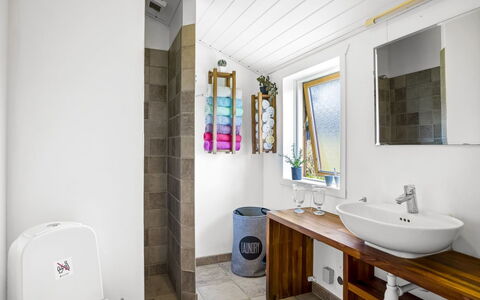 Kiana - 800M from the Sea: Sol, Design Intérieur, Luminaire Plomberie, Sol, Bois, Salle De Bains, Évier, Robinet, Lavabo, Plafond