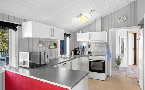 Kiana - 800M from the Sea: Principaux Appliance, Plafond, Cuisine, Domicile, Appareil De Cuisine, Comptoir, Électroménager, Cabinetry, Réfrigérateur, Chaise