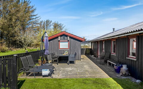 Kiana - 800M from the Sea: Domicile, Toit, Chalet, Siding, Cour, Ombre, Jardin, Planche, Pelouse, Batiments Jardin