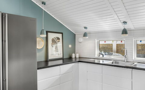 Halona - 400M from the Sea: Bois, Sol, Cuisine, Plafond, Design Intérieur, Comptoir, Cabinetry, Sol, Luminaire, Principaux Appliance