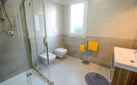 Villa Margherita: Sol, Sol, Luminaire Plomberie, Design Intérieur, Salle De Bains, Toilette, Plomberie, Robinet, Tuile, Évier