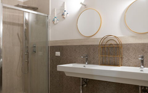 Villa Margherita: Mur, Luminaire Plomberie, Sol, Design Intérieur, Lavabo, Salle De Bains, Luminaire, Sol, Robinet, Éclairage