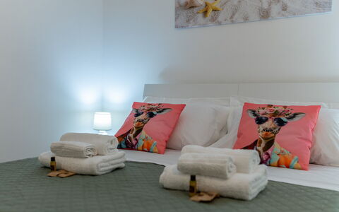 Villa Margherita: Design Intérieur, Meubles, Sol, Pièce, Chambre, Linge, Coussin, Textile, Sol, Throw Pillow