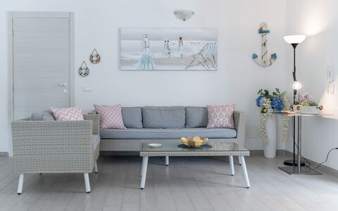 Villa Margherita: Meubles, Design Intérieur, Canapé, Sol, Sol, Table, Salon, Pièce, Chaise, Éclairage