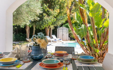 Villa Margherita: Meubles, Vaisselle, Table, Chaise, Serveware, Vaisselle, Table Cuisine Et Salle A Manger, Design Intérieur, Assiette, Salle À Manger
