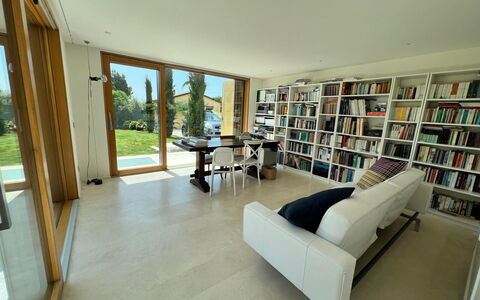 Villa Elena: Meubles, Design Intérieur, Sol, Sol, Canapé, Bois, Bibliothèque, Salon, Pièce, Rayonnage