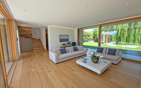 Villa Elena: Design Intérieur, Sol, Sol, Meubles, Bois, Canapé, Parquet, Salon, Plafond, Domicile