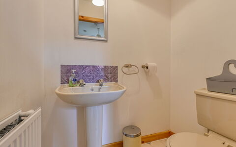 Highland Hillside Retreat: Sol, Sol, Luminaire Plomberie, Design Intérieur, Lavabo, Salle De Bains, Pièce, Évier, Plafond, Plomberie