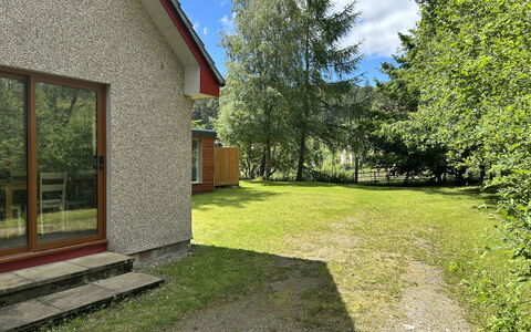 Highland Hilltop Retreat: Arbuste, Chalet, Domicile, Jardin, Pelouse, Ferme, Cour, Aménagement Paysager, Batiments Jardin, Arrière-Cour