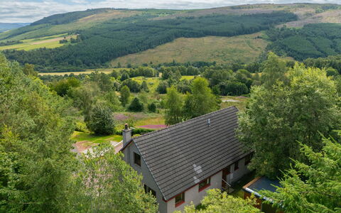 Highland Hillside Retreat: Végétation, Paysage Naturel, Paysage, Colline, Arbuste, Montagnes, Zone Rurale, Chalet, Station De Montagne, Prairie
