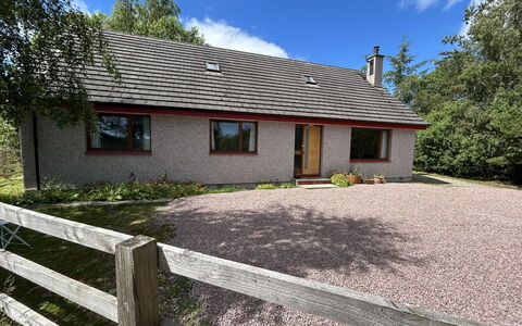 Highland Hilltop Retreat: Herbe, Bâtiment, Maison, Toit, Chalet, Arbuste, Domicile, Zone Résidentielle, Établissements Humains