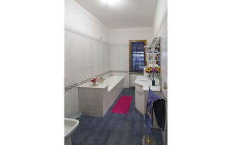 Gli Ulivi: Sol, Sol, Design Intérieur, Luminaire Plomberie, Tuile, Plomberie, Pièce, Salle De Bains, Évier, Robinet