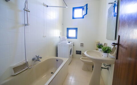 Elena'S House in Otranto: Salle De Bains, Luminaire Plomberie, Sol, Sol, Lavabo, Évier, Robinet, Plomberie, Design Intérieur, Toilette