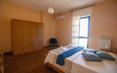 Elena'S House in Otranto: Meubles, Sol, Sol, Design Intérieur, Chambre, Lit, Bois, Drap De Lit, Plafond, Pièce