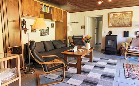 Ossiacher See 20: Meubles, Design Intérieur, Sol, Sol, Canapé, Bois, Salon, Plafond, Pièce, Chaise