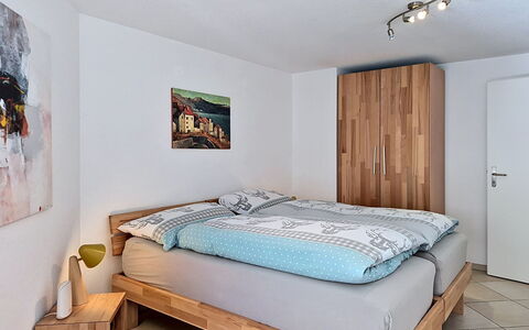 Carlos: Meubles, Lit, Design Intérieur, Chambre, Bois, Sol, Literie, Drap De Lit, Sol, Pièce