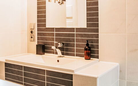 Bukanda: Mur, Design Intérieur, Sol, Luminaire Plomberie, Salle De Bains, Tuile, Sol, Plomberie, Robinet, Évier
