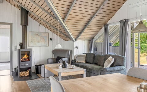 Anneke - 500M from the Sea: Bois, Design Intérieur, Plafond, Meubles, Sol, Sol, Canapé, Salon, Pièce, Domicile