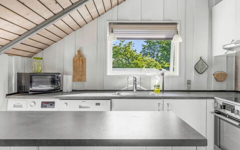 Anneke - 500M from the Sea: Cuisine, Bois, Comptoir, Appareil De Cuisine, Plafond, Design Intérieur, Sol, Principaux Appliance, Électroménager, Domicile