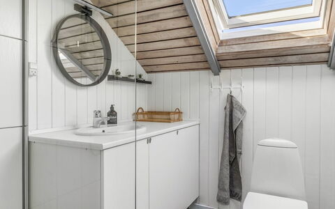 Anneke - 500M from the Sea: Luminaire Plomberie, Design Intérieur, Plafond, Sol, Évier, Sol, Robinet, Armoire De Toilette, Salle De Bains, Plomberie