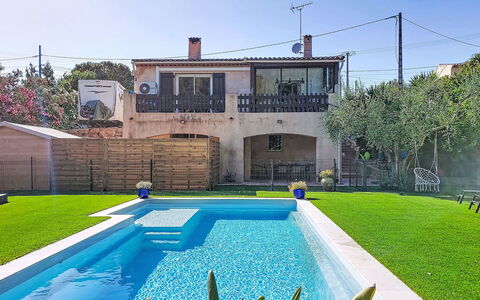 Villa Dolce Vita: Piscine, Bleu, Zone Résidentielle, Maison, Recours, Domicile, Composite, Biens, Caractéristique De L'Eau, Jardin