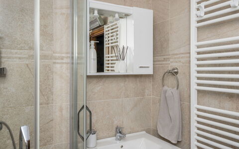 Cozy Bear Cabin: Mur, Design Intérieur, Sol, Luminaire Plomberie, Salle De Bains, Sol, Évier, Pièce, Lavabo, Miroir