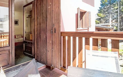 Cardinello Rosa: Bois, Maison, Chalet, Domicile, Piscine, Porche, Porte, Recours, Ombre, Biens