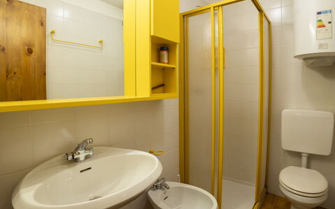 Cardinello Rosa: Lavabo, Mur, Sol, Luminaire Plomberie, Jaune, Sol, Bois, Évier, Salle De Bains, Design Intérieur