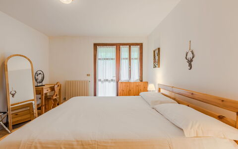 Lo Chalet del Bepy: Lit, Chambre, Design Intérieur, Meubles, Literie, Drap De Lit, Mur, Bois, Sol, Sol