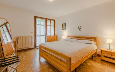 Lo Chalet del Bepy: Lit, Meubles, Chambre, Design Intérieur, Literie, Drap De Lit, Sol, Bois, Sol, Pièce