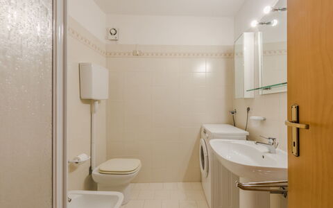 Lo Chalet del Bepy: Salle De Bains, Lavabo, Luminaire Plomberie, Sol, Design Intérieur, Sol, Évier, Toilette, Robinet, Siège De Toilette