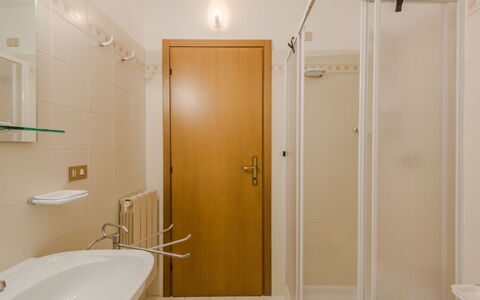 Lo Chalet del Bepy: Salle De Bains, Luminaire Plomberie, Sol, Mur, Sol, Bois, Design Intérieur, Lavabo, Plafond, Robinet