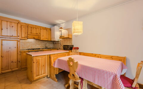Lo Chalet del Bepy: Bois, Design Intérieur, Meubles, Cabinetry, Cuisine, Pièce, Plafond, Placard, Tiroir, Tache De Bois