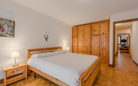 Lo Chalet del Bepy: Lit, Meubles, Design Intérieur, Chambre, Bois, Drap De Lit, Sol, Plafond, Pièce, Sol
