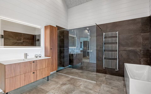 Brigita - 100M to the Fjord: Sol, Sol, Design Intérieur, Bois, Armoire De Toilette, Luminaire Plomberie, Plafond, Cabinetry, Meubles, Salle De Bains