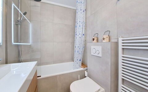 Balcon des Alpes 24: Salle De Bains, Sol, Luminaire Plomberie, Sol, Design Intérieur, Baignoire, Robinet, Toilette, Plomberie, Évier