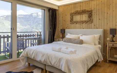 Balcon des Alpes 24: Design Intérieur, Meubles, Bois, Chambre, Lit, Domicile, Literie, Pièce, Sol, Plafond